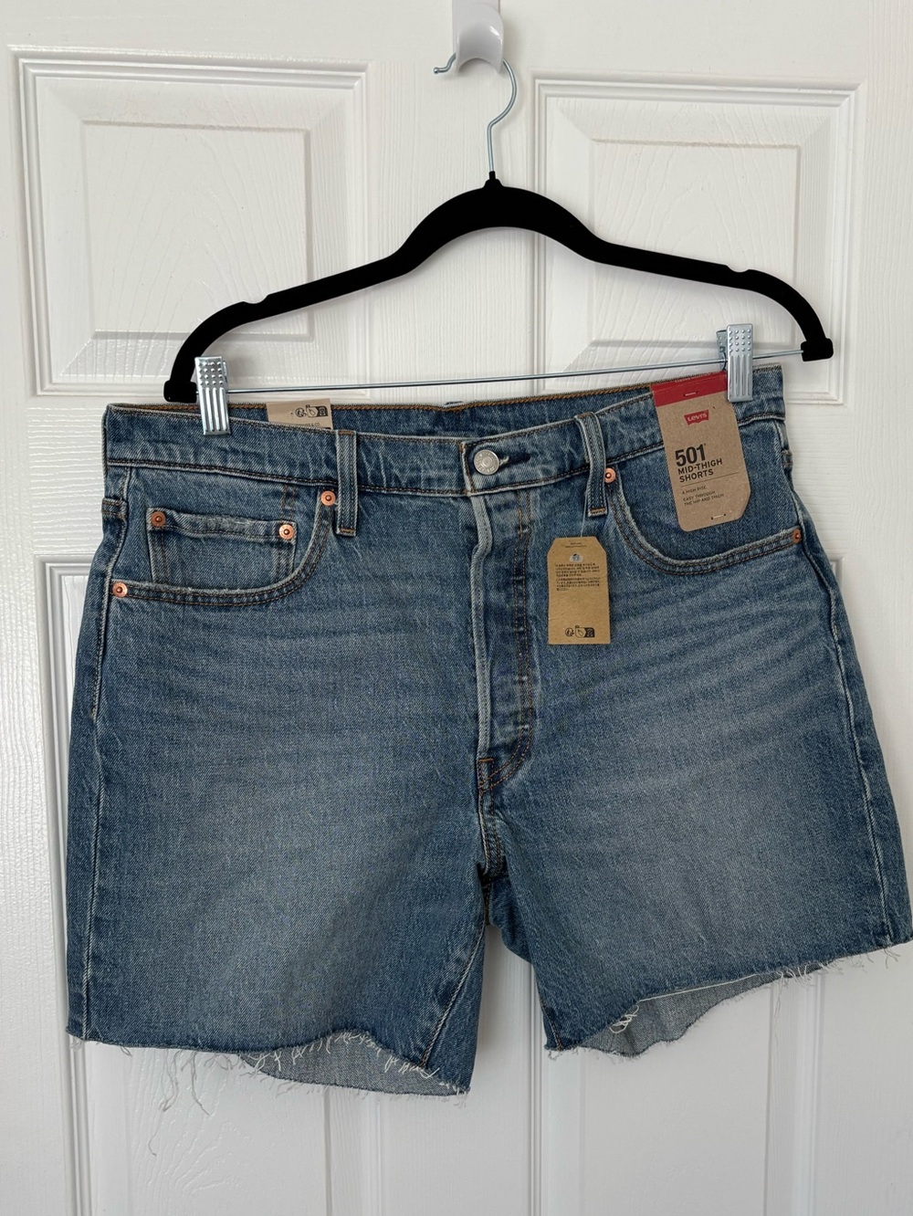 NWT 501 denim shorts size 33